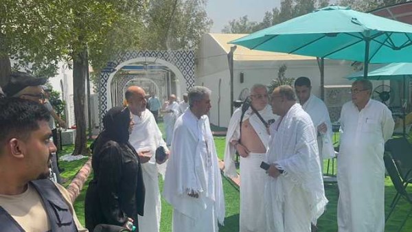 وزير السياحة بملابس الإحرام