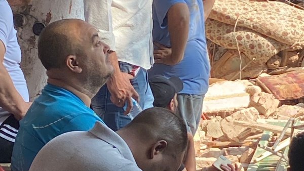 لحظة انتظار قاتلة لأب أمام أنقاض عقار السيدة زينب