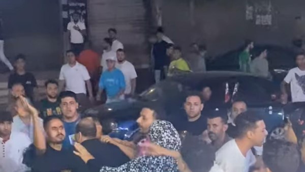 بلوجر "أم مكة" توثق لحظة الاعتداء عليها أمام محلها