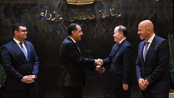 جانب من التوقيع 