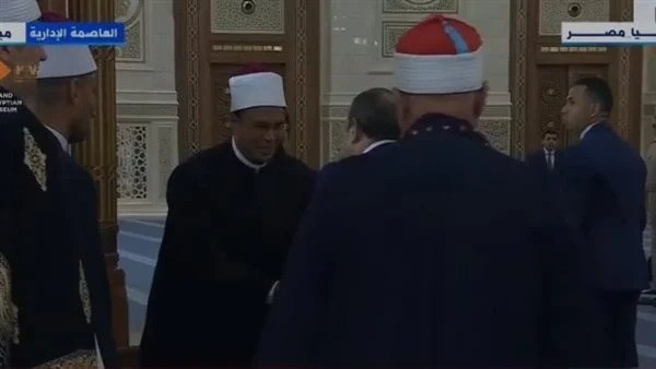 لفتة إنسانية.. الرئيس السيسي يطمئن على أحد الأئمة بعد صلاة عيد الأضحى
