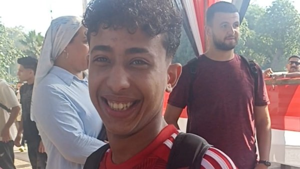 «بتيشيرت الأهلي ومن غير نوم».. توافد أحد طلاب الثانوية العامة على لجنة الامتحان