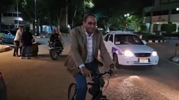 بعد انتهاء عمله.. محافظ قنا يتجول بدراجته بين المواطنين في الشوارع