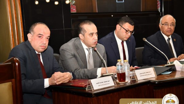 حضر المستشار محمود فوزي، وزير الشئون النيابية والقانونية والتواصل السياسي، اجتماع اللجنة المشتركة من