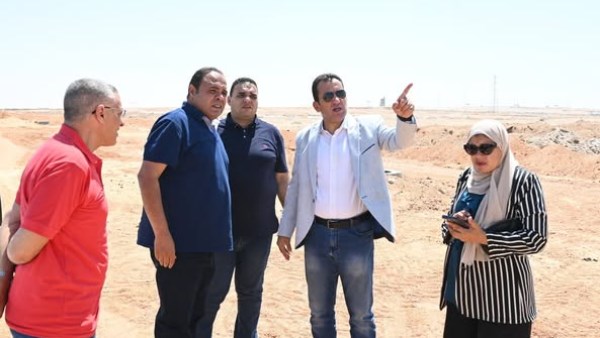 وزير الإسكان يتابع مشروعات المرافق والطرق السكني بالعاشر من رمضان