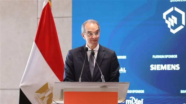 عمرو طلعت وزير الاتصالات