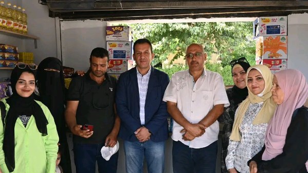 رئيس العاشر من رمضان يسلم كشكًا لأسرة الطفلة