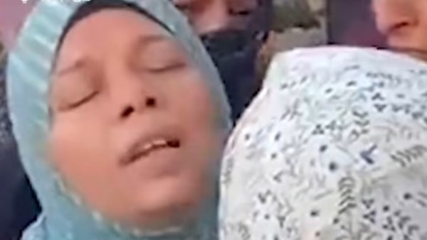 انهــيار والدة فتاتين من حــادث الطريق الإقليمي