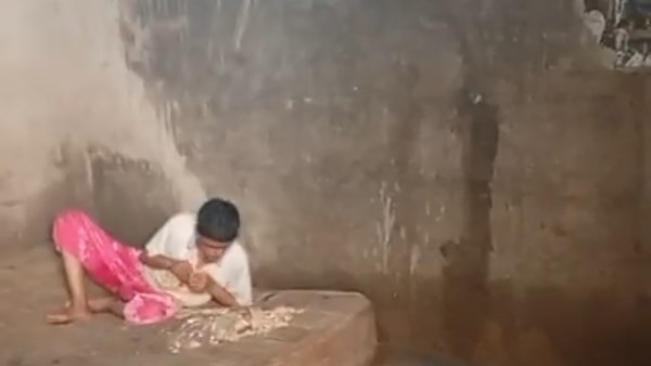 احد الفتيات داخل حجرتهم