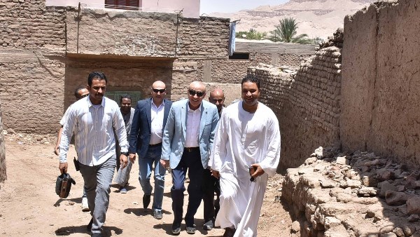 محافظ الأقصر يتفقد قرية كوم البعيرات 