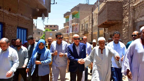 جولة محافظ الأقصر بقرية النمسا بمركز إسنا 