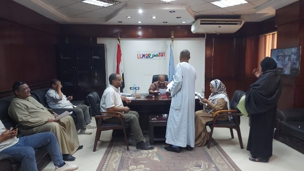 رئيس مدينة إسنا يبحث شكاوى المواطنين 