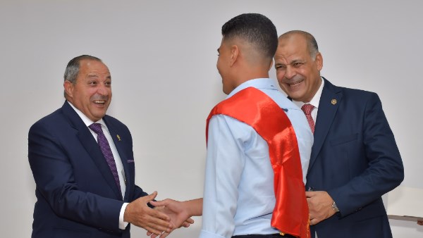 جانب من التكريم جانب من التكريم