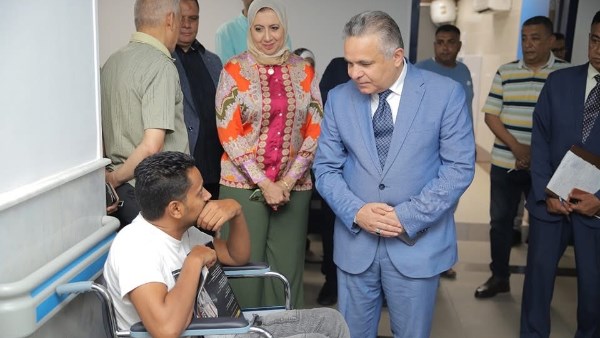 رئيس الجامعة جولته بتبادل التهاني مع المواطنين المترددين على العيادات،