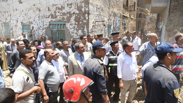 محافظ قنا أثناء المتابعة 