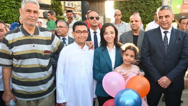 محافظ البحيرة توزع الهدايا علي الأطفال بدمنهور محافظ البحيرة توزع الهدايا علي الأطفال بدمنهور