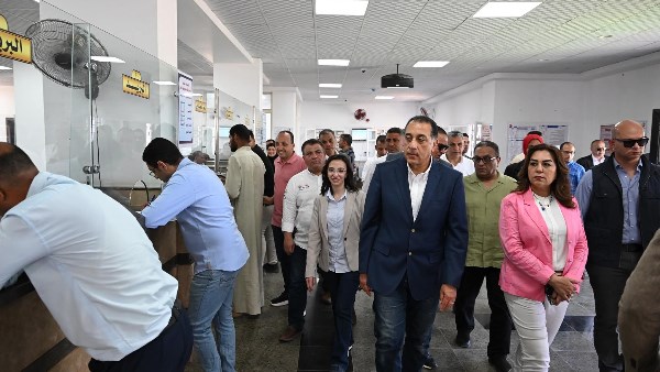 رئيس الوزراء يتفقد المركز التكنولوجي بزاوية صقر 