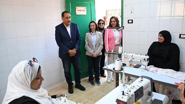 رئيس الوزراء يتفقد مشغل سيدات بزاوية صقر 