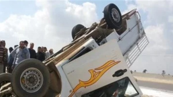 حادث انقلاب سيارة نصف نقل