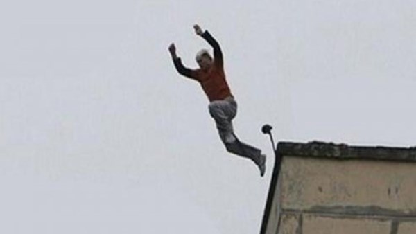أجنبى يقفز من أعلى عقار