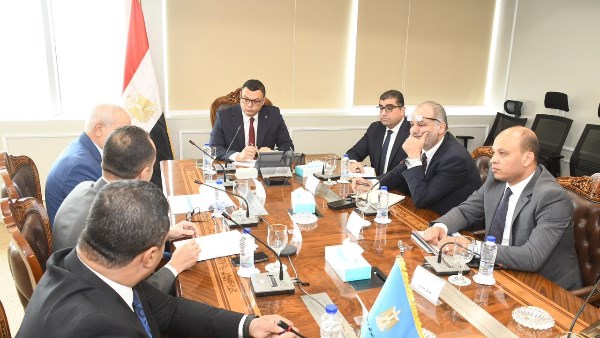 وزير الإسكان يلتقى ممثل شركة استادات