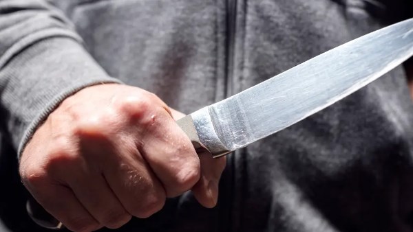 طعن زوجته بسلاح أبيض