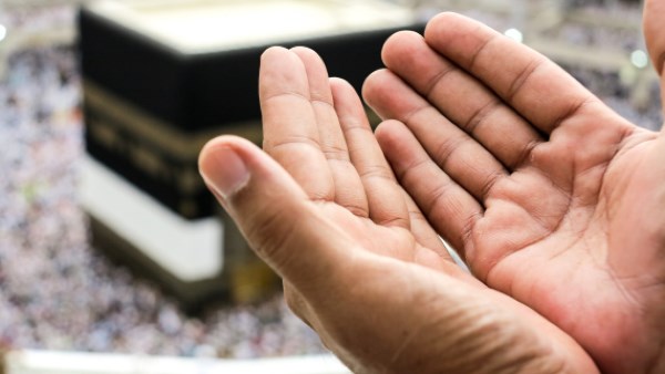 الدعاء أمام الكعبة