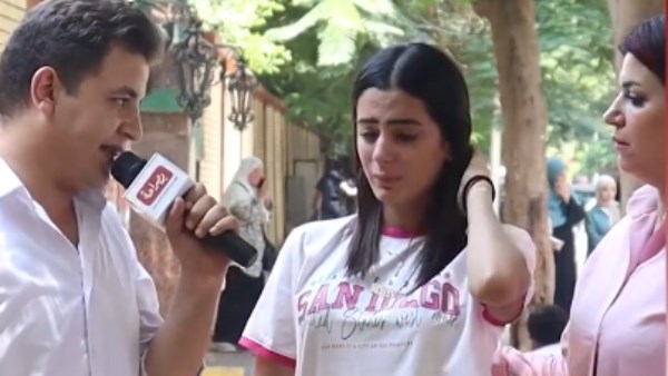 بكاء طالبة بعد الامتحان بكاء طالبة بعد الامتحان