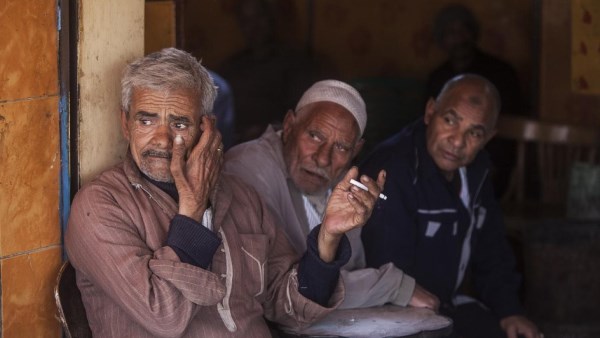 مصريون يدخنون السجائر