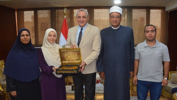 محافظ الغربية يكرّم الطالبة آلاء الفقي
