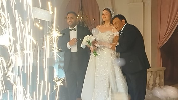 بكاء محمد فؤاد في حفل زفاف ابنته بسملة