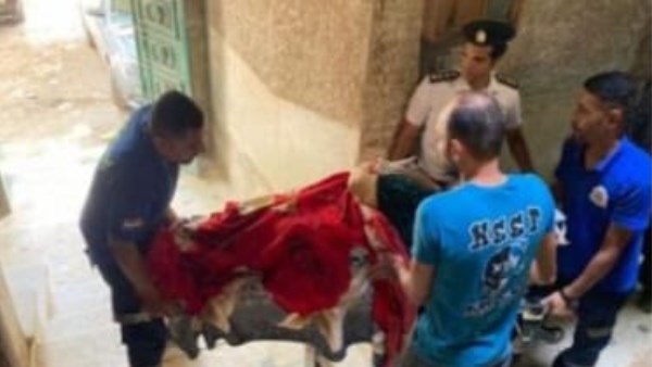 أمن القاهرة ينقل سيدة غير قادرة على الحركة للمستشفى بدار السلام