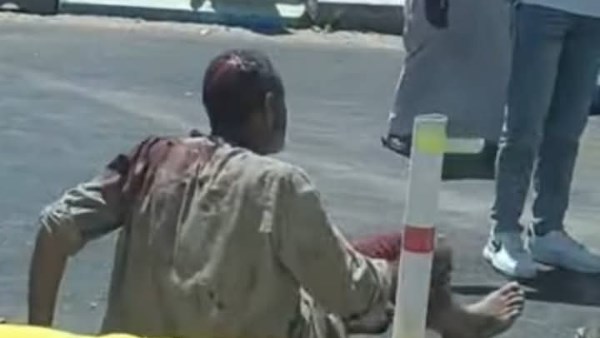 أحد المصابين من مكان الحادث أحد المصابين من مكان الحادث