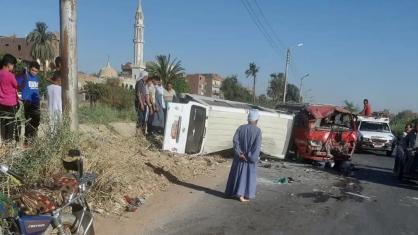 إصابات خطيرة لـ 12 شخصًا في تصادم سيارتين بسوهاج