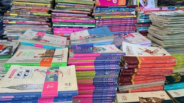 ضبط أحد الأشخاص لقيامه بتوزيع وبيع كتب دراسية خارجية