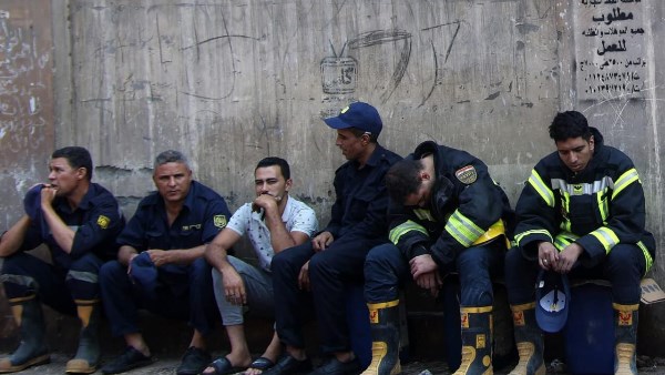 بالصور.. رجال الحماية المدنية "تواصل عمليات التبريد بمبنى سنترال رمسيس المحترق