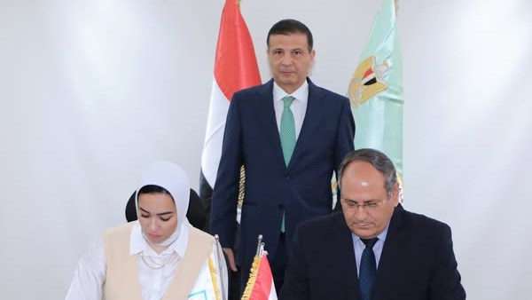 جانب من التوقيع 