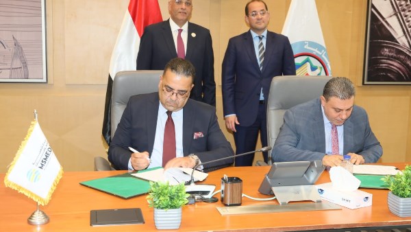 جانب من التوقيع 