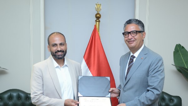 وزير التموين يكرم صاحب أفضل فكرة عبر "منصة حوار" بتتبع السلع الغذائية