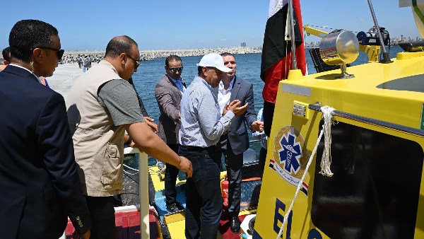 تصنيع محلي بمعايير عالمية.. رئيس الوزراء يشهد تشغيل أول لنش إسعاف بحري بالإسكندرية
