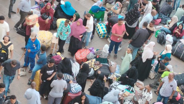 بدء توافد السودانيين على محطة مصر لاستقلال القطار المتجه لأسوان