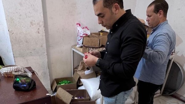 مجهولة المصدر.. ضبط كيانين مخالفين لتصنيع الشوكولاتة والحلويات باستخدام علامات وهمية بالمنوفية