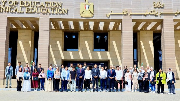 «مصدر فخر واعتزاز للدولة المصرية».. وزير التعليم يكرم أوائل الثانوية العامة ويشيد بتفوقهم وتميزهم