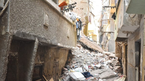 «جثة و3 مصابين».. محافظ أسيوط يتفقد موقع المنزل المنهار بمنطقة الفواخير
