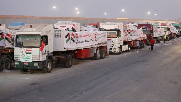 أفادت قناة القاهرة الإخبارية، في خبر عاجل، قبل قليل، بوصول شاحنات المساعدات الإنسانية القادمة من مصر إلى