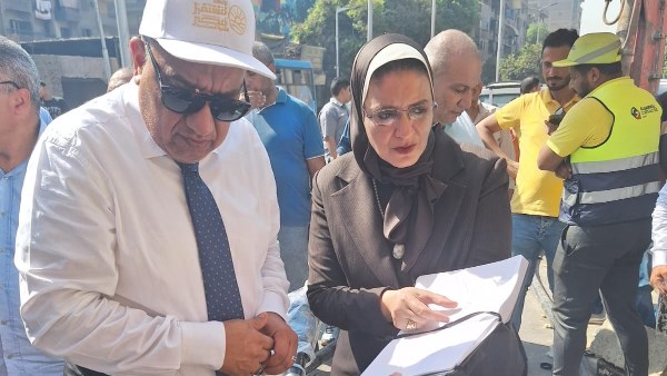 نزل بنفسه وواقف مع العمال.. وزير الكهرباء يتفقد موقع إصلاح كابل أرضي أمام محطة مترو ساقية مكي بالجيزة