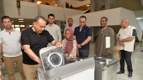 لفتة إنسانية.. محافظ أسيوط يسلم جهاز عروس لفتاة غير قادرة دعمًا للفئات الأولى بالرعاية