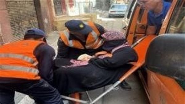 «احنا في خدمتكم دايما».. الأجهزة الأمنية بالبحيرة تستجيب لاستغاثة مواطن لمساعدته بنقل والدته للمستشفى