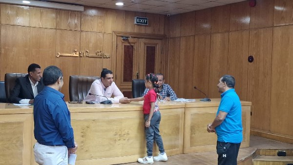 نائب محافظ الأقصر يتابع شكاوى المواطنين 