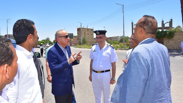 جولة ميدانية لمحافظ الاقصر بشوارع المدينة 